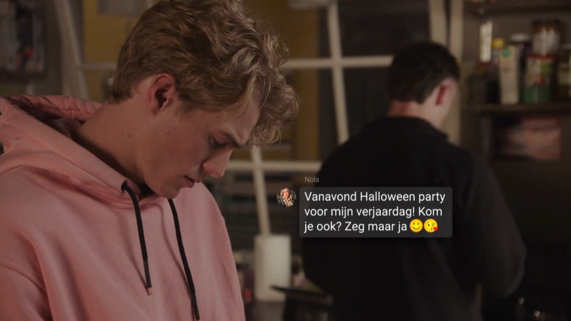 Nola nodigt Steef en Troj uit voor haar feestje